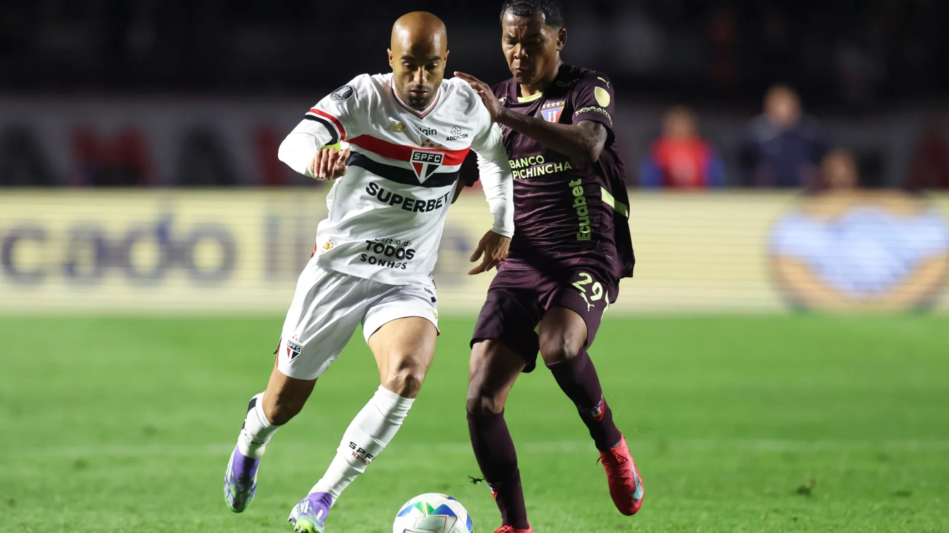 Torcedores do São Paulo montam lista de dispensas após eliminação na Libertadores; Lucas é um dos alvos