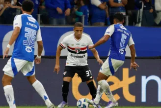 Henrique Carmo em ação pelo São Paulo, contra o Cruzeiro.