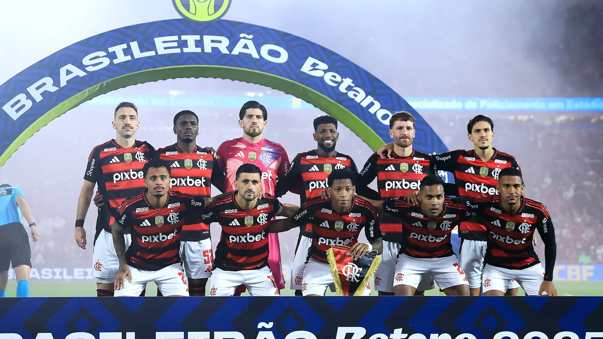 Flamengo muda escalação contra o Corinthians e Filipe Luís recebe recado dos torcedores: “Não faz sentido”