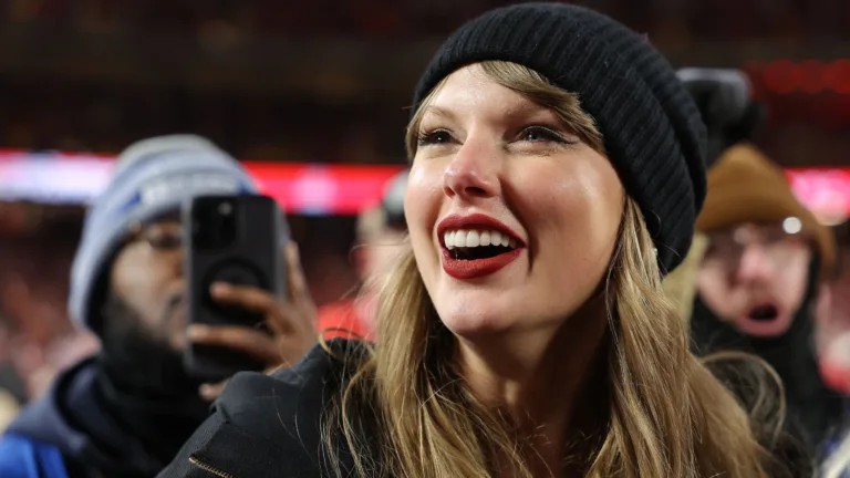 Taylor Swift “ilude” torcedores do Corinthians em Chiefs x Chargers: “Campeão da Copa do Brasil”