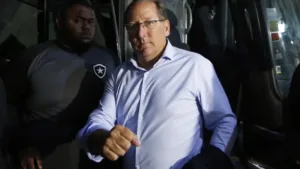 John Textor cita o Flamengo e manda recado após eliminação do Botafogo na Copa do Brasil: “Ainda não acabou”