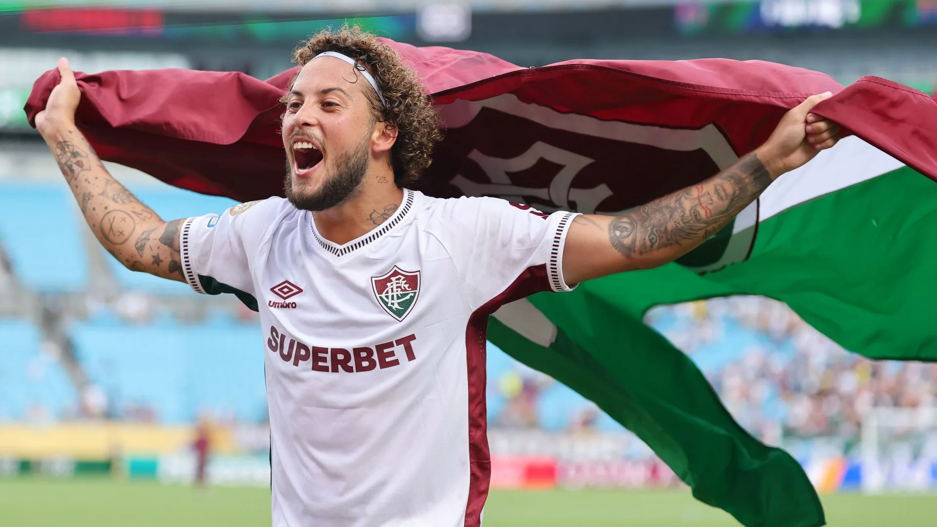 Torcedores do Fluminense reprovam renovação do lateral-direito Guga: “4 anos amarrado com jogador mediano”