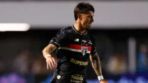 Torcedores do São Paulo lamentam atuação de Rigoni no clássico contra o Santos: “Erro gigante da diretoria”