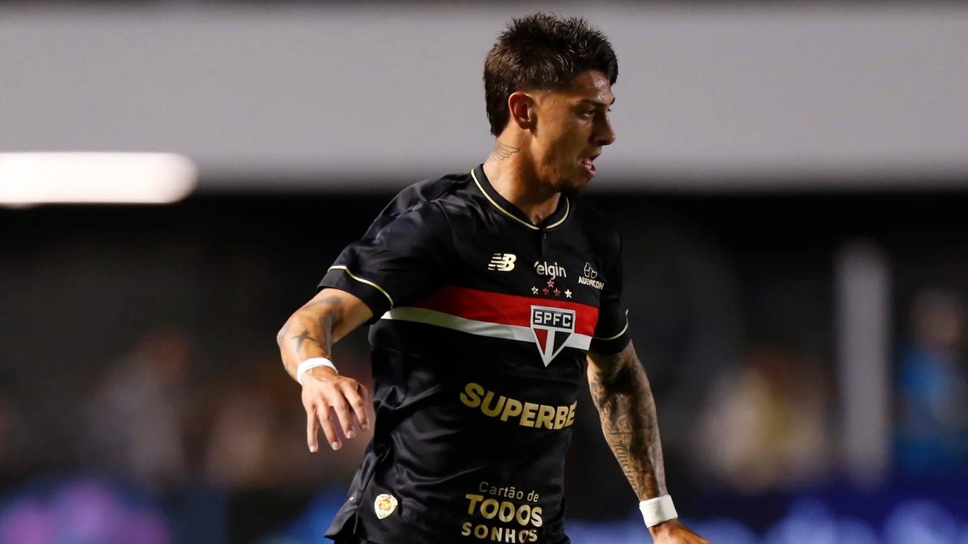Torcedores do São Paulo lamentam atuação de Rigoni no clássico contra o Santos: “Erro gigante da diretoria”