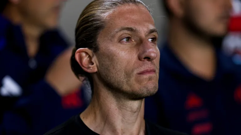 Torcedores se revoltam com Filipe Luís antes de Flamengo x Estudiantes na Libertadores: “É pedir para tomar gol”