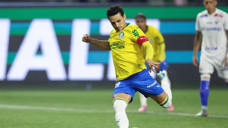 Torcedores rivais criticam pênalti em Palmeiras x Fortaleza, convertido por Raphael Veiga: “E ainda falam do Flamengo”