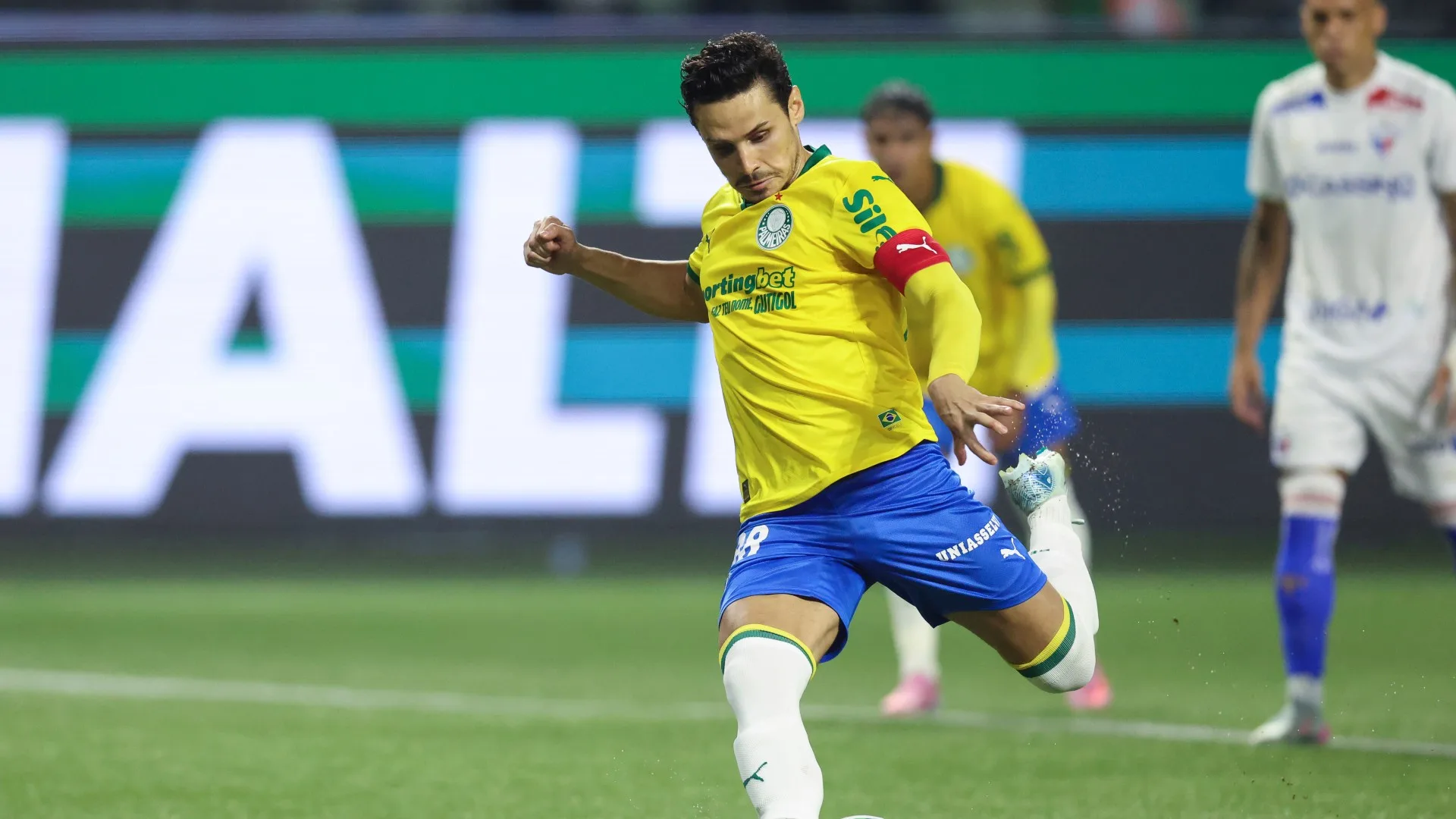 Torcedores rivais criticam pênalti em Palmeiras x Fortaleza, convertido por Raphael Veiga: “E ainda falam do Flamengo”