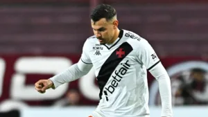 Torcedores se irritam com falha de Hugo Moura em Vasco x Bahia: “Mais um erro pra conta”