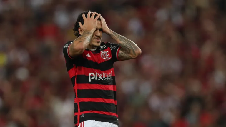 Torcedores se irritam com Pedro após gol perdido em Flamengo x Vasco: “Tá precisando pegar um banco”