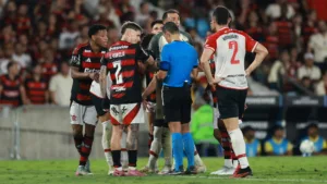 Torcedores se revoltam com expulsão de Gonzalo Plata em Flamengo x Estudiantes: “Levou um chute e foi expulso”