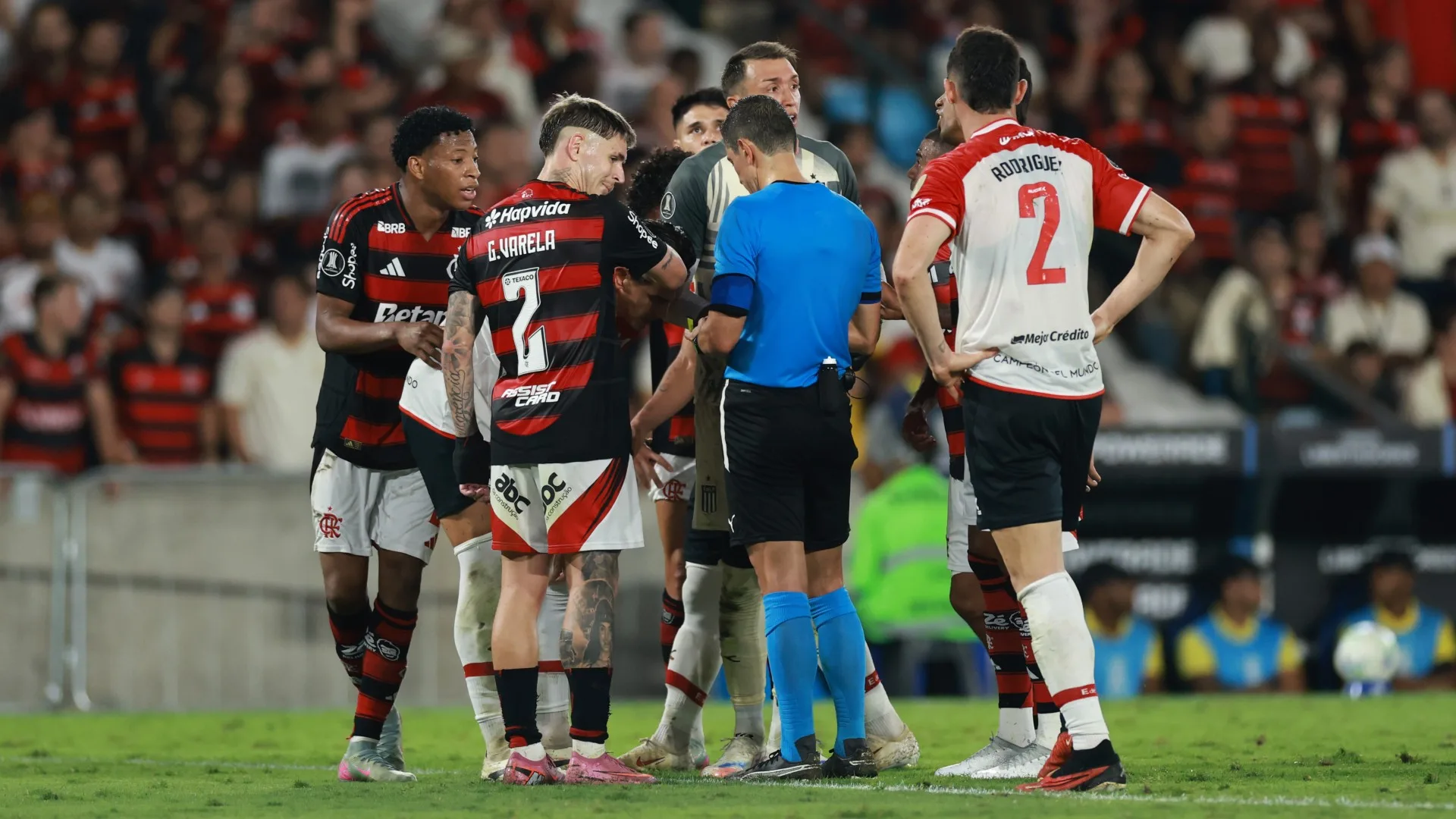 Torcedores se revoltam com expulsão de Gonzalo Plata em Flamengo x Estudiantes: “Levou um chute e foi expulso”