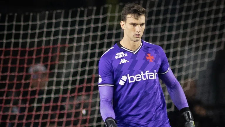 Torcedores se revoltam com pênalti de Léo Jardim em Botafogo x Vasco: “Não vale R$ 1 milhão por mês”