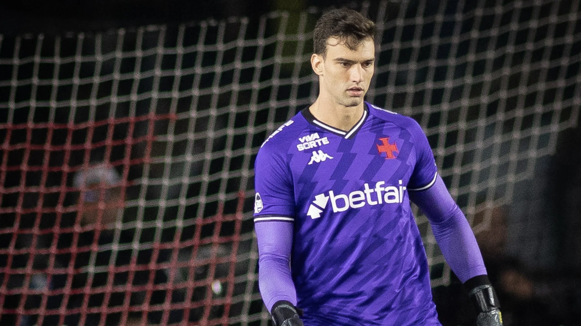 Torcedores se revoltam com pênalti de Léo Jardim em Botafogo x Vasco: “Não vale R$ 1 milhão por mês”