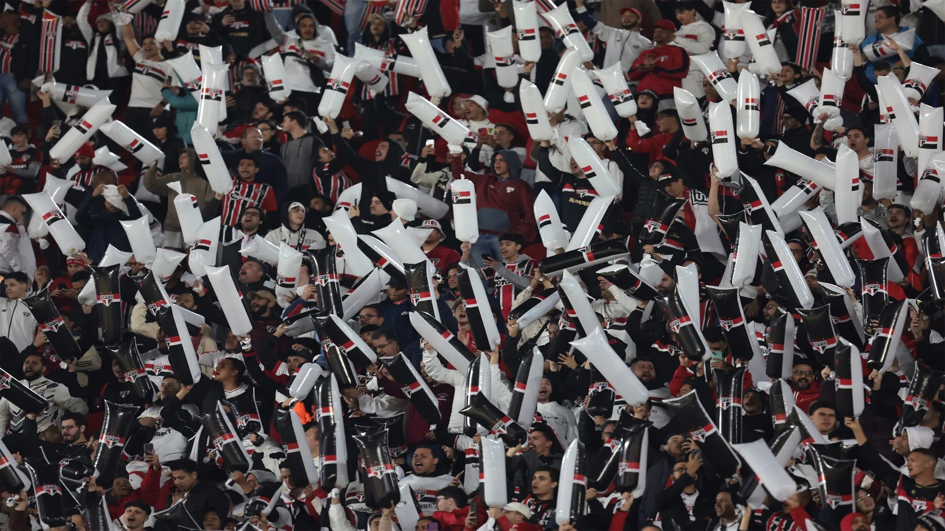 Torcida do São Paulo marca protesto na frente do MorumBIS e Nicola pontua: “Mais transparência nas contas”