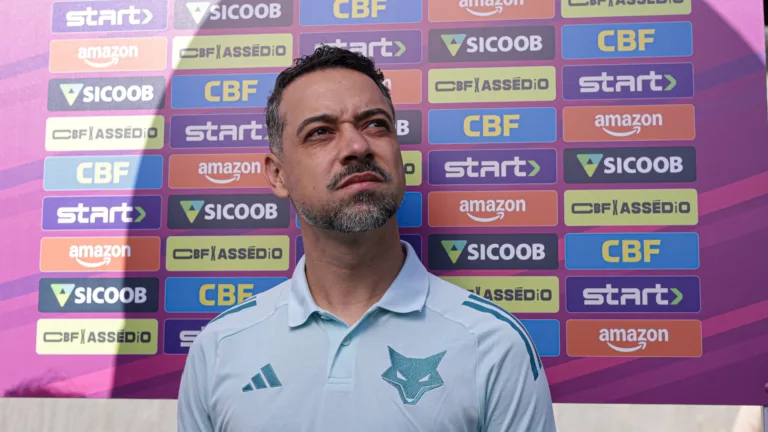 Jonas Urias, técnico do Cruzeiro, se emociona após classificação para final do Brasileirão Feminino: “Tudo vale a pena”