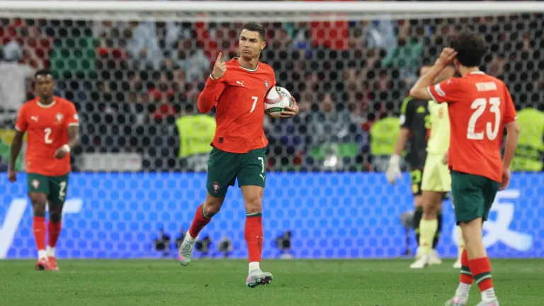 Vampeta compara carreiras de Neymar e Cristiano Ronaldo e acredita nos mil gols: “É só voltar para Portugal”