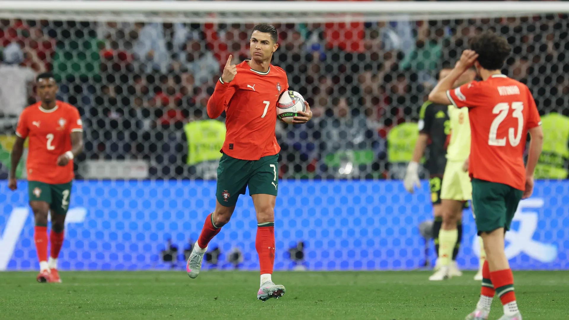 Vampeta compara carreiras de Neymar e Cristiano Ronaldo e acredita nos mil gols: “É só voltar para Portugal”