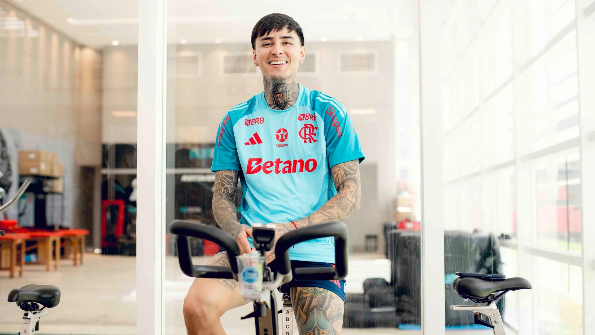 Venê Casagrande revela prazo de retorno de Erick Pulgar no Flamengo, e torcedores reagem: “Melhor volante reserva do Brasil”