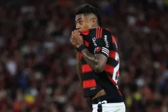 Bruno Henrique beijando o escudo do Flamengo