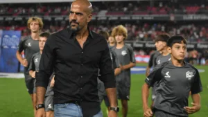 Verón alerta Estudiantes para o jogo com o Flamengo e torcedores reagem: “Ainda bem que não estará em campo”