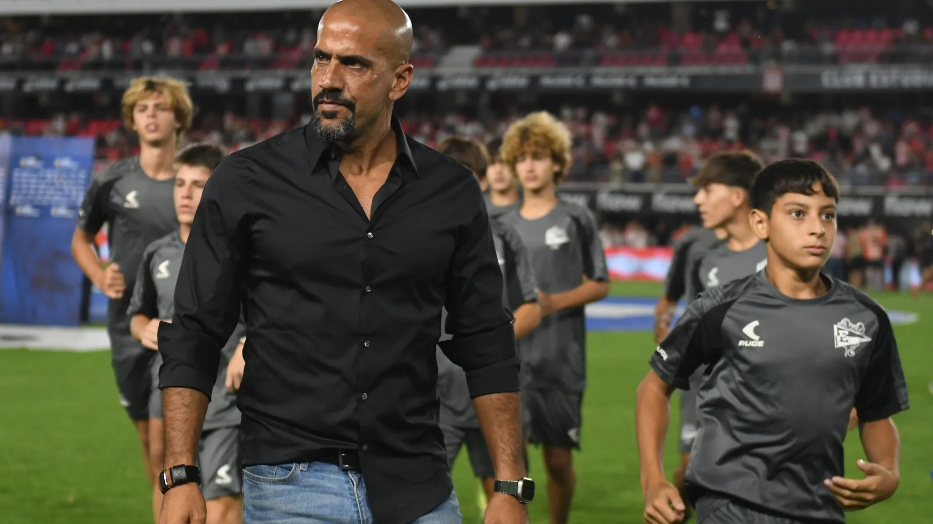 Verón alerta Estudiantes para o jogo com o Flamengo e torcedores reagem: “Ainda bem que não estará em campo”