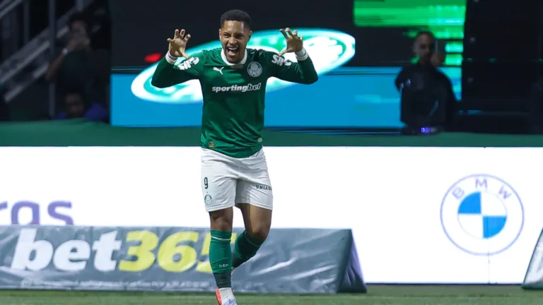 Vitor Roque anota hat-trick em Palmeiras x Internacional e torcedores elogiam: “Todo mundo sabe o potencial”
