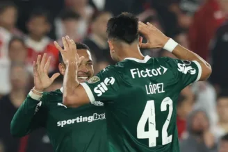 Vitor Roque comemora gol contra o River Plate