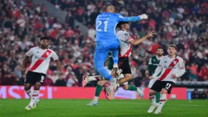 Arnaldo Ribeiro reage sobre Weverton e as críticas dos torcedores que pedem Carlos Miguel: “O goleiro é um dos pilares do Palmeiras”