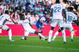 Jogos de futebol na TV: El Clásico terá transmissão exclusiva de streaming neste domingo (26)