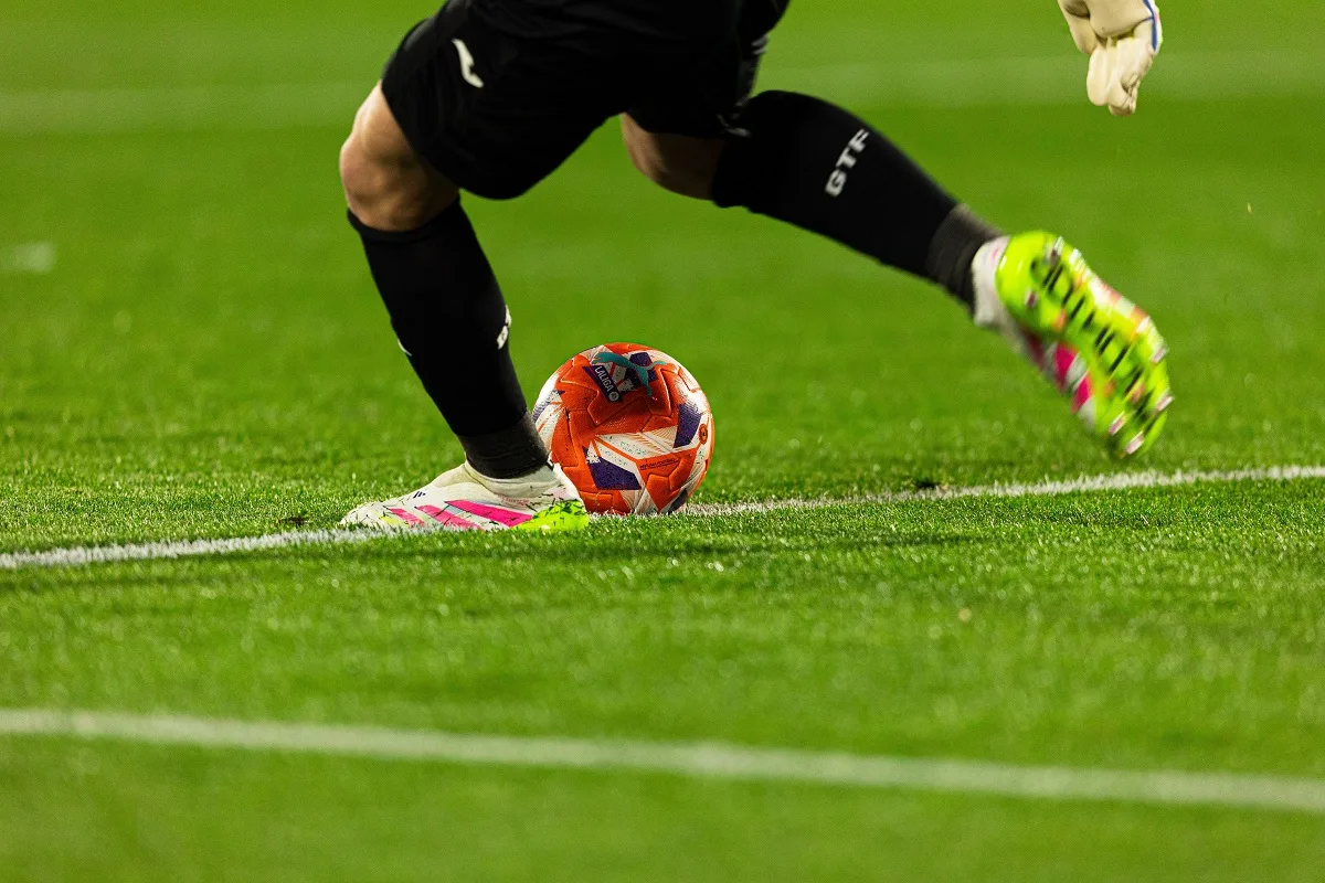 Futebol na TV hoje: confira onde assistir às partidas deste sábado (1º)