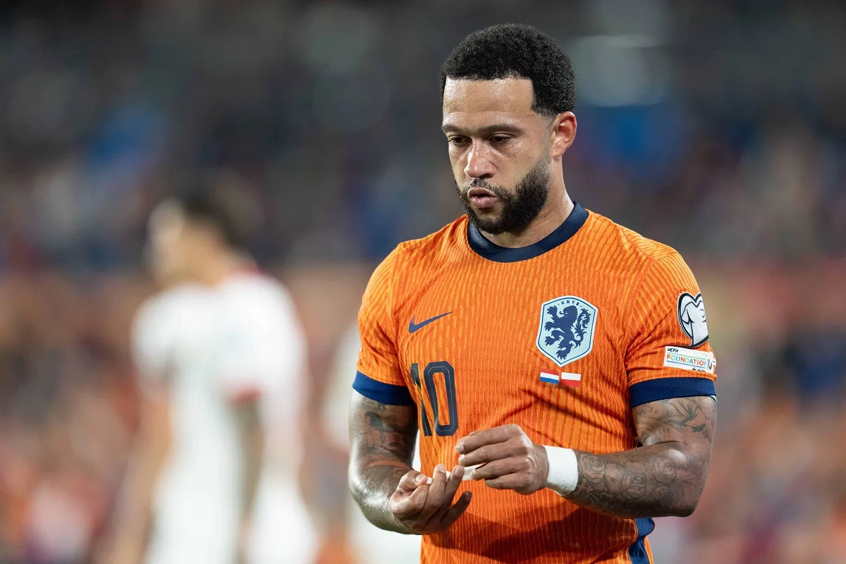 Memphis Depay chega atrasado à seleção holandesa por motivo bizarro; veja