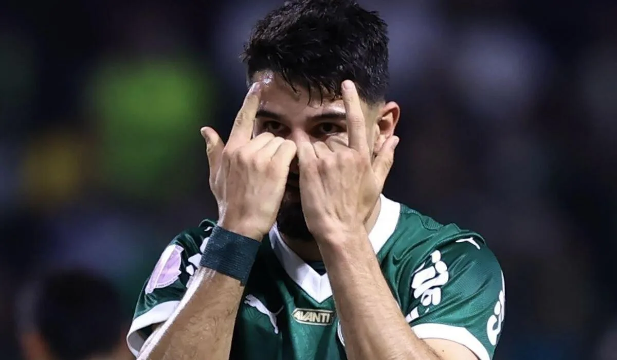 Flaco-Roque decide e Palmeiras atropela Vasco por 3 a 0 no Brasileirão