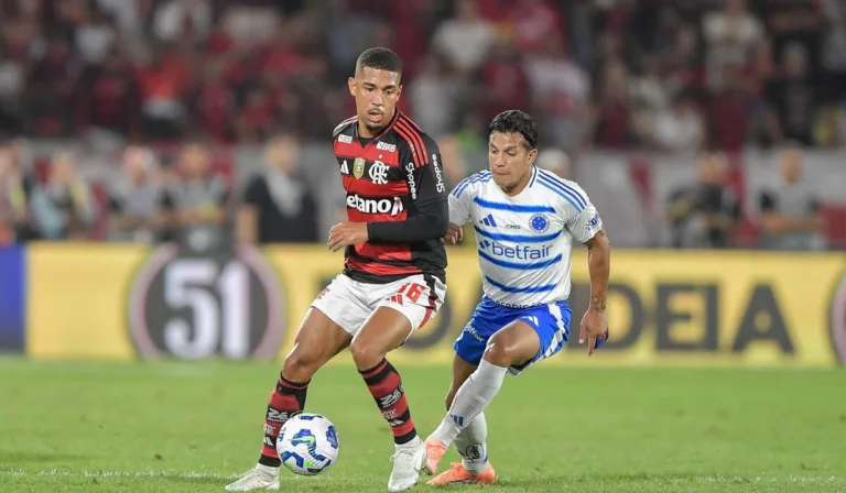 Filipe Luís sai em defesa de Samuel Lino após vaias no Maracanã