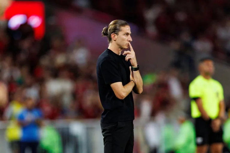 Diferença de valores trava renovação de Filipe Luís e Flamengo prepara contraproposta