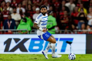 Chuteira de Gabigol vai à leilão solidário com lances a partir de R$ 3.600