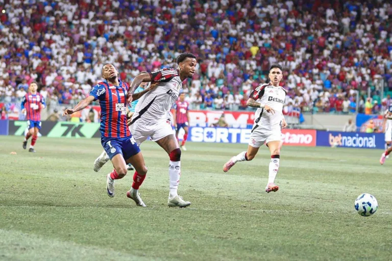 Bahia quebra tabu, vence Flamengo e coloca Palmeiras na liderança do Brasileirão Bahia quebra tabu, vence Flamengo e coloca Palmeiras na liderança do Brasileirão