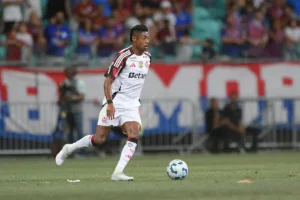 Posts provocativos do Flamengo geram irritação no elenco e ‘climão’ interno, diz site