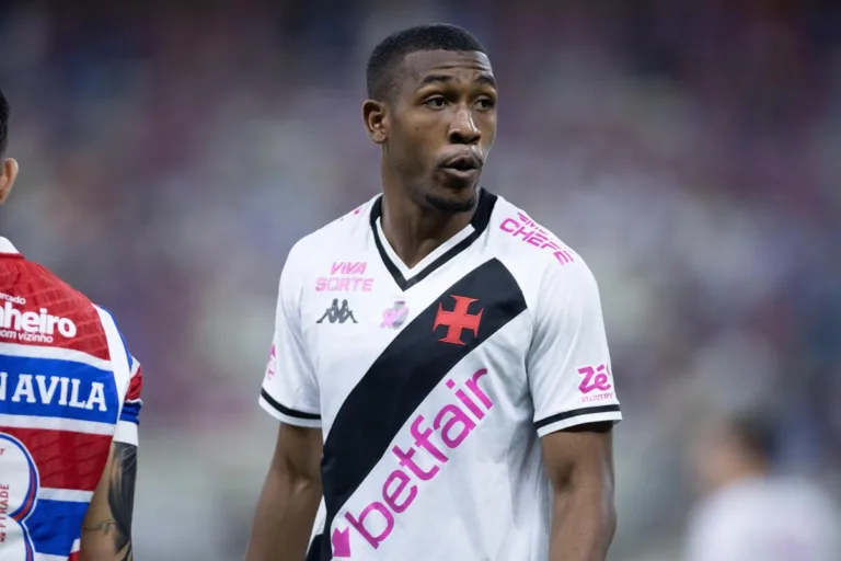 Rayan perto de superar Endrick em participações de gols no Brasileirão