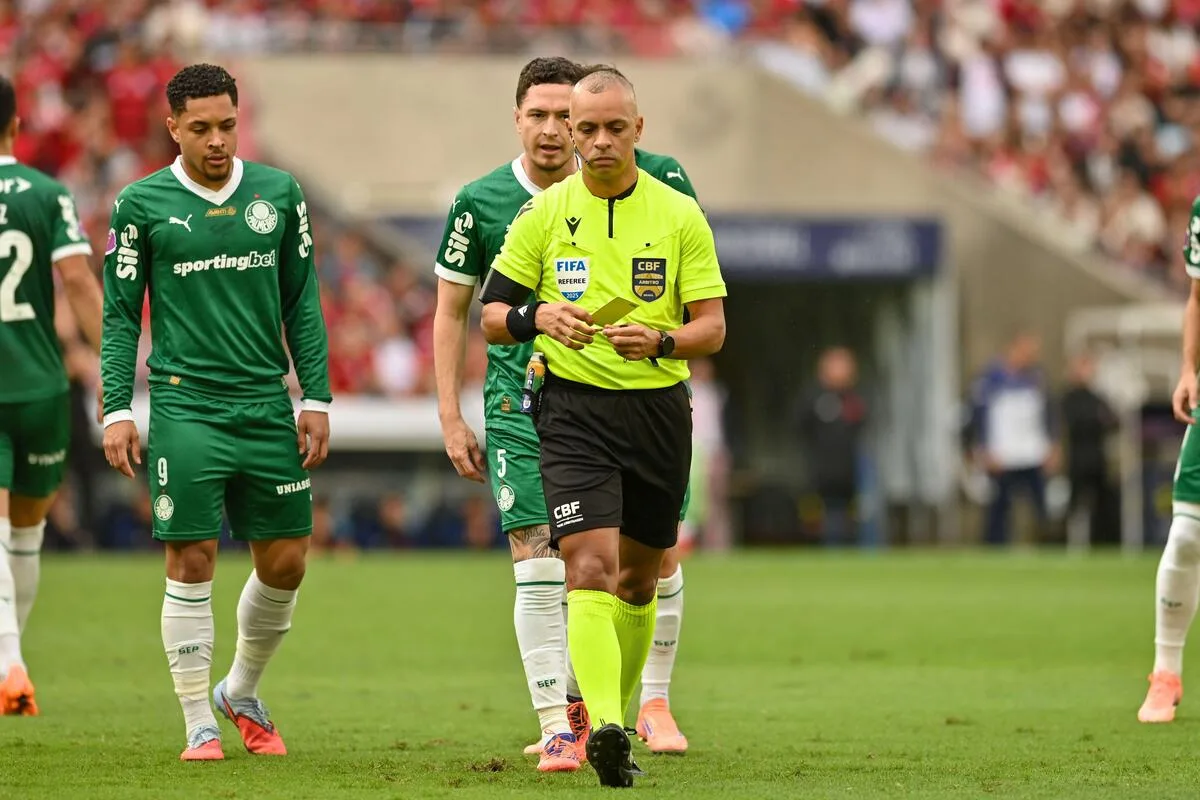 Árbitro detalha na súmula expulsões em Flamengo x Palmeiras: “Veio aqui roubar a gente”