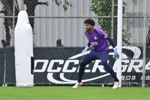 Corinthians: Hugo Souza treina e deve voltar ao time contra o Grêmio