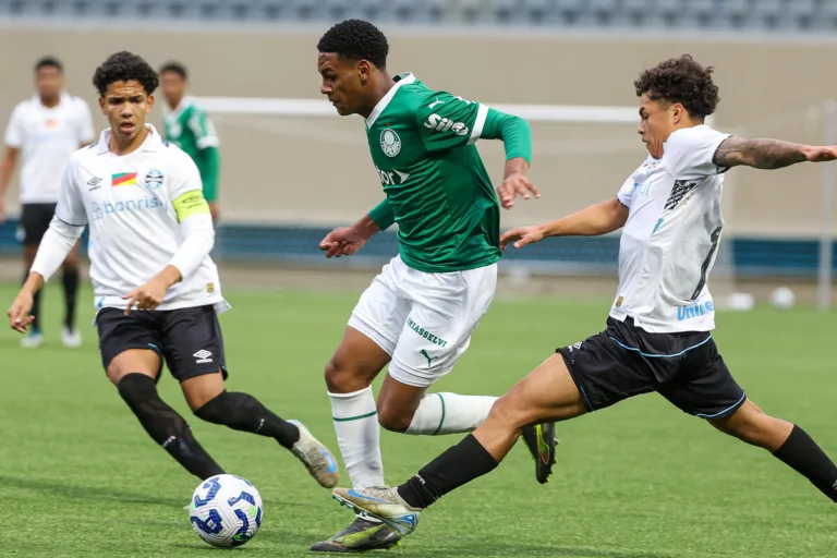 Palmeiras recebe proposta milionária por joia de 15 anos das categorias de base