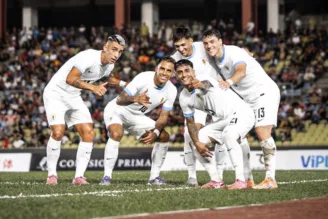 Facundo Torres comemora com companheiros seu gol pelo Uruguai