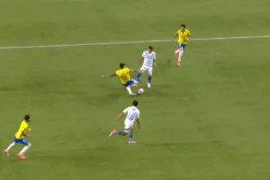 Veja o que disse o árbitro sobre lance polêmico de Gustavo Gómez em Palmeiras x Cruzeiro