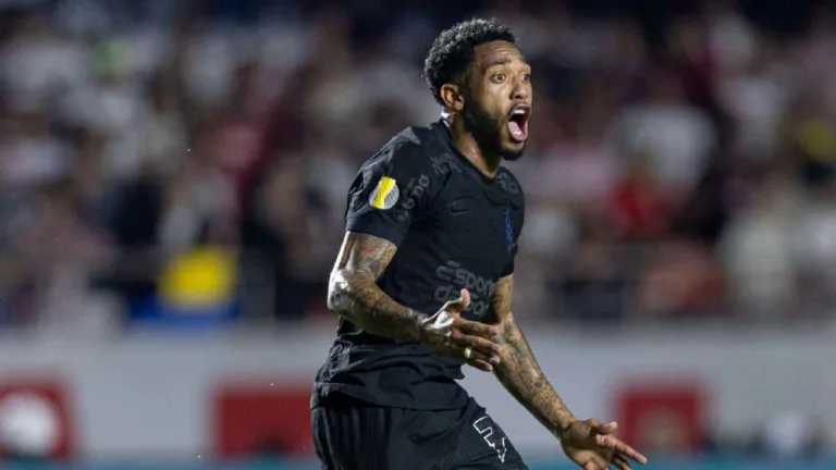 Corinthians define punições a Martínez por faltas a treinos; saiba quais