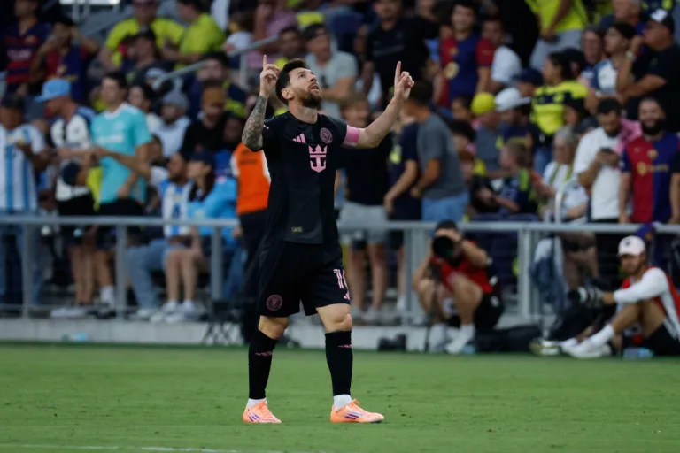 Messi consegue mais dois feitos na carreira, e jornais exaltam atuação de gala