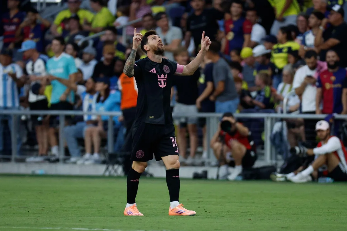 Messi consegue mais dois feitos na carreira, e jornais exaltam atuação de gala