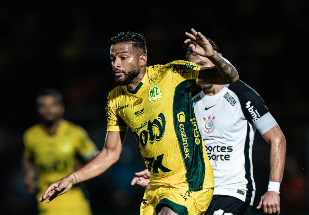 Lateral do Mirassol prega respeito ao Corinthians: “Muito fortes em casa”