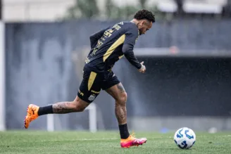Neymar em treino com bola no Santos