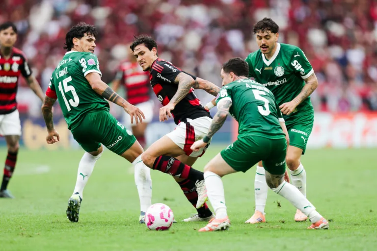 Flamengo vence o Palmeiras com eficiência e brilho de Pedro para embolar o Brasileiro Flamengo vence o Palmeiras com eficiência e brilho de Pedro para embolar o Brasileiro