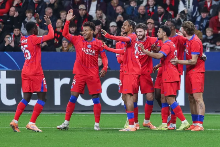 Nove gols, dois pênaltis e dois cartões vermelhos. PSG demoliu o Bayer!